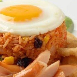 ข้าวผัดอเมริกัน(ใส้กรอกไก่2ชิ้้น+ปีกบนไก่ทอด2ชิ้น+ไข่ดาว)