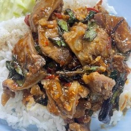 ข้าวกระเพรากระดูกอ่อนหมู