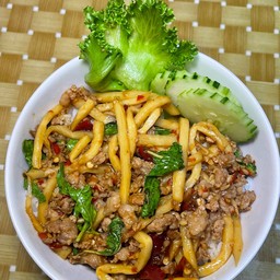 ข้าวกะเพราหน่อไม้หมูสับ