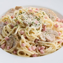 สปาเกตตีแฮมและเห็ดครีมซอส