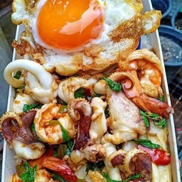 ข้าวราดกระเพราทะเล ไข่ดาว