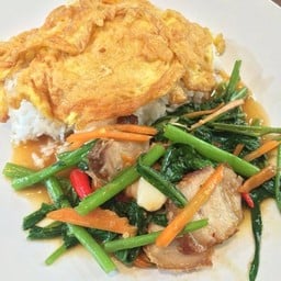 ผัดผักบุ้งหมูกรอบ