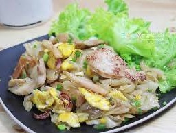 ก๋วยเตี๋ยวคั่วปลาหมึก + ปลาหมึกกรอบ