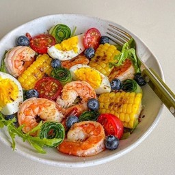 สลัดกุ้ง ไข่ต้ม ยำสาหร่ายญี่ปุ่น ผลไม้ ไข่ต้ม และผักรวม