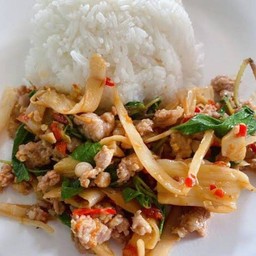 กะเพราหมูสับหน่อไม้ดอง ราดข้าว