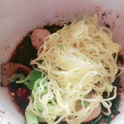 เส้นบะหมี่เหลืองน้ำตกเนื้อ