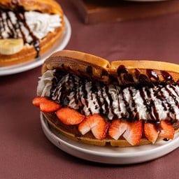 วาฟเฟิลวิปครีมนูเทลล่าสตรอว์เบอร์รี่