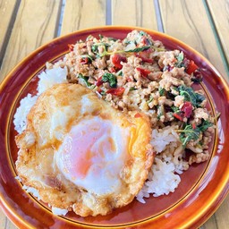 ข้าวกะเพราหมูสับไข่ดาว