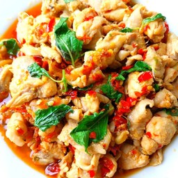 กระเพราไก่ พริกแห้ง จี๊ดจ๊าด