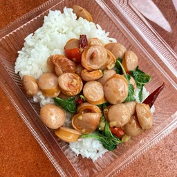 ผัดกระเพราไส้กรอกไก่