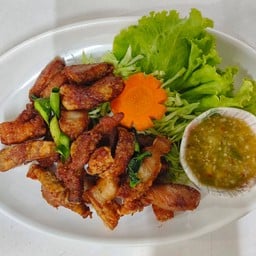 สามชั้นทอดน้ำปลา