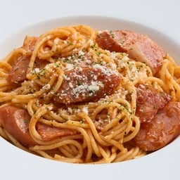 สปาเกตตีโบโลเนสเบคอนและไส้กรอกคูโรบูตะ