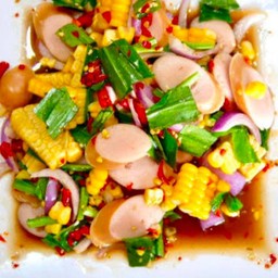 ยำข้าวโพดไส้กรอกรมควัน