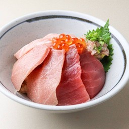 ข้าวหน้าปลาทูน่าครีบน้ำเงิน