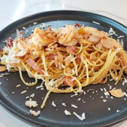 สปาเก็ตตี้พริกแห้งกุ้งเบคอน
