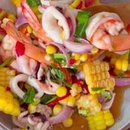 ยำข้าวโพดกุ้ง+หมึก