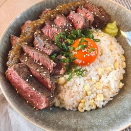 ข้าวผัดกระเทียม เนื้อย่าง ไข่ดอง วาซาบิ