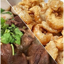 ก๋วยเตี๋ยวเนื้อตุ๋นน้ำตก + กากหมู