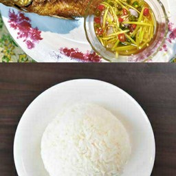 [เซตสุดฮิต] ปลานิลทอดน้ำปลา size XL พร้อมน้ำยำมะม่วง + ข้าวสวย