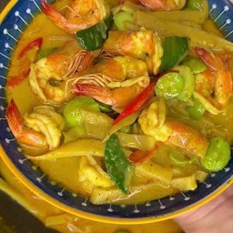 แกงคั่วกะทิกุ้งใส่สะตอกับข้าว