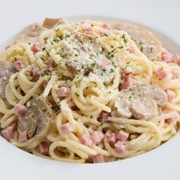 สปาเกตตีแฮมและเห็ดครีมซอส