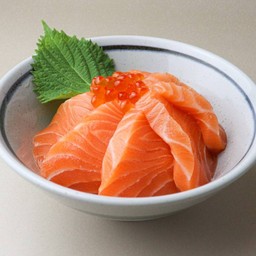 ข้าวหน้าปลาแซลมอน และไข่ปลาแซลมอน