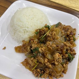 ข้าวกระเพราหมูสับเส้นใหญ่ ราดข้าว