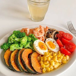 สเต็กกุ้งสด ไข่ต้ม พร้อมผักเครื่องเคียง