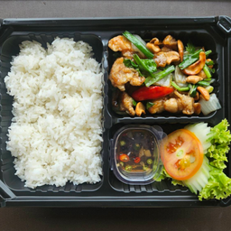 ข้าวราด ไก่ไทยผัดเม็ดมะม่วง