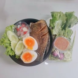 ข้าวหนัาปลาสลิด ไข่เป็ดยางมะตูม น้ำพริกกะปิ + ชุดผัก