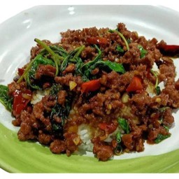 กระเพราเนื้อสับราดข้าว