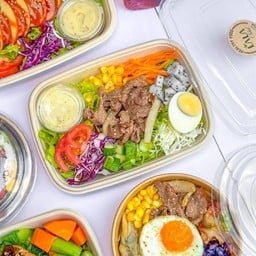 สลัดหมูย่างเกาหลี พร้อมผักสลัดและเครื่องเคียง