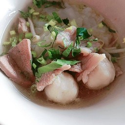 เส้นใหญ่น้ำใสหมู