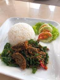 ข้าวกะเพราไข่เยี่ยวม้า