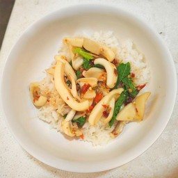 ข้าวกระเพราหมึก+ไข่หมึก