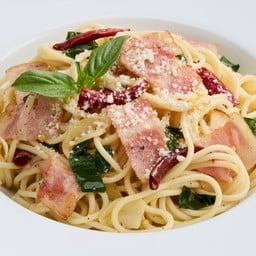 สปาเกตตีพริกกระเทียมเบคอน