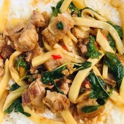 ข้าวกระเพราหมูกรอบหน่อไม้