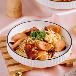 สปาเกตตี้พริกแห้งไส้กรอก เบคอน