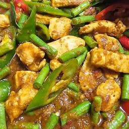 ผัดเผ็ดไก่ใส่ถั่วฝักยาว กับข้าว