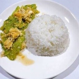 แตงกวาผัดไข่ ราดข้าว