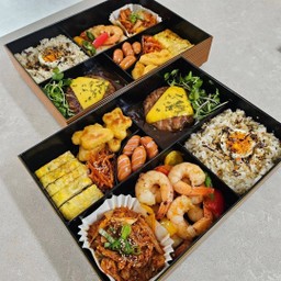 เชตอิ่มคุ้ม ข้าวผัดไข่ กุ้งผัดซอส เสริฟพร้อมกิมจิ ไข่ต้ม นักเก็ต หมูย่างเกาหลีชีส