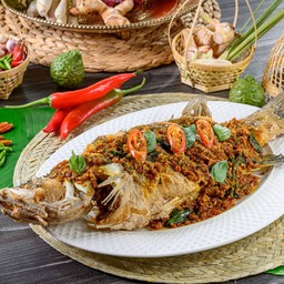 ปลากะพงทอดราดพริกสูตรโบราณ
