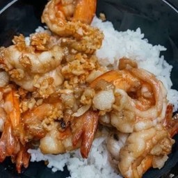 ข้าวกุ้งทอดกระเทียม