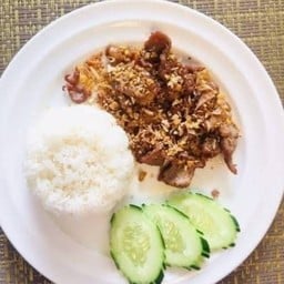 ข้าวเนื้อทอดกระเทียม