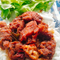 ไก่กรอบผัดพริกแกงพร้อมข้าว