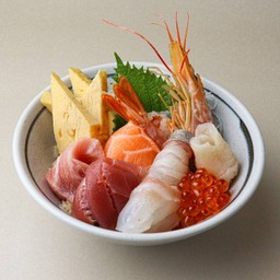 ข้าวหน้าปลาดิบรวมพรีเมี่ยม