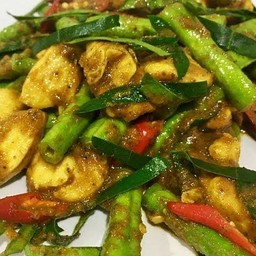 ข้าวผัดเผ็ดไก่ใส่ถั่วฝักยาว