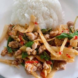 ข้าวกระเพราหมูสับหน่อไม้