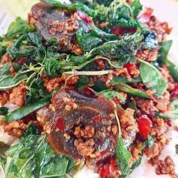 ผัดกระเพราไข่เยี่ยวม้าหมูสับเป็นกับข้าว