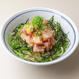 ข้าวหน้าปลาทูน่าครีบน้ำเงินหั่นเต๋า